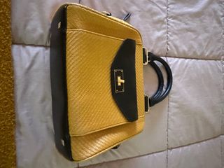 Bolso de mano amarillo y negro