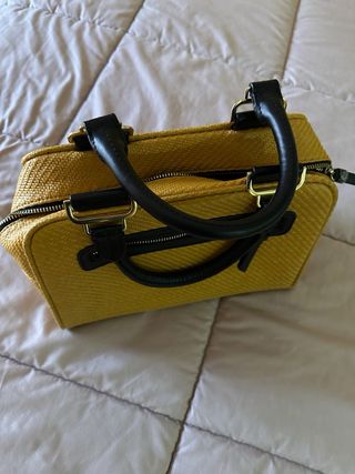 Bolso de mano amarillo y negro