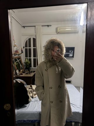 Gabardina beige con capucha y pelo