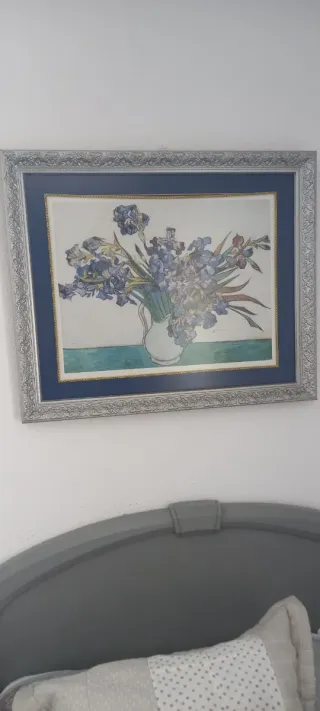 Cuadro de flores moradas y marco plateado