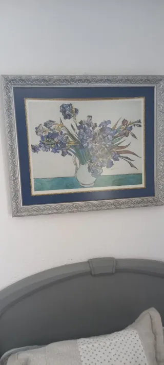 Cuadro de flores moradas y marco plateado