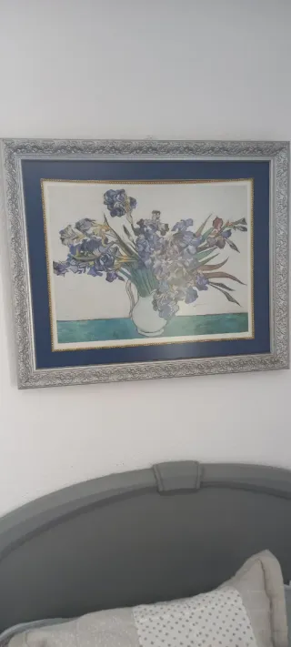 Cuadro de flores moradas y marco plateado