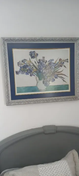 Cuadro de flores moradas y marco plateado