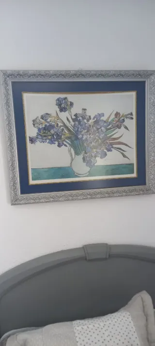 Cuadro de flores moradas y marco plateado