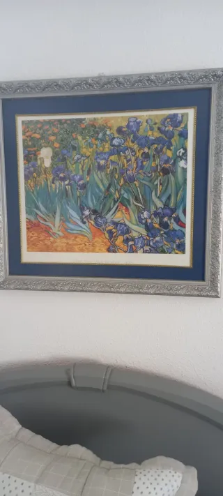 Cuadro de flores moradas y marco plateado