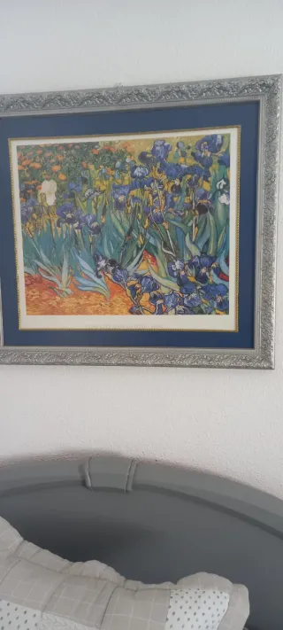 Cuadro de flores moradas y marco plateado