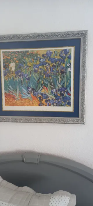 Cuadro de flores moradas y marco plateado