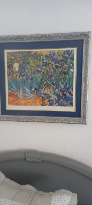 Cuadro de flores moradas y marco plateado