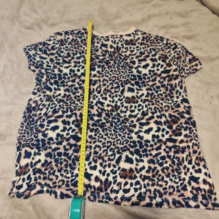 Camiseta manga corta estampado animal print