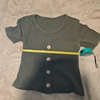 Camiseta verde con botones