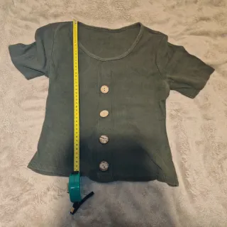 Camiseta verde con botones