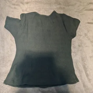 Camiseta verde con botones