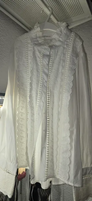 Blusa LOVIE & CO blanca con encaje