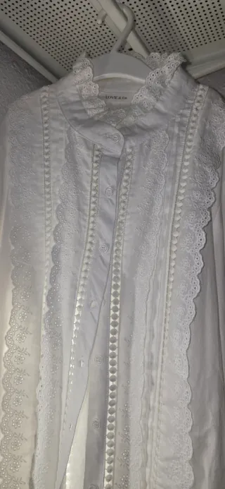 Blusa LOVIE & CO blanca con encaje