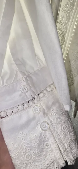 Blusa LOVIE & CO blanca con encaje