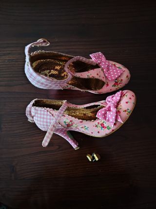 Zapatos de tacón rosas con lazo