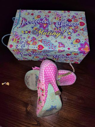 Zapatos de tacón rosas con lazo