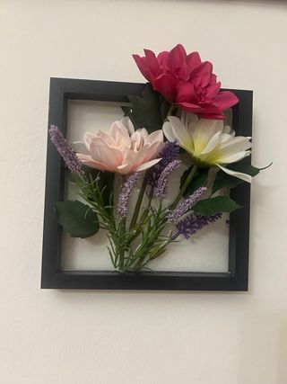 Quadro con fiori artificiali in resina