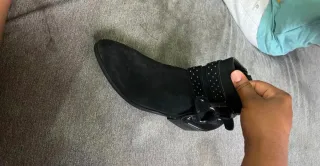 Botines negros con tachuelas y hebillas