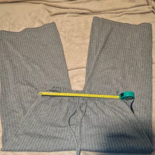 Pantalón ancho gris rayas blancas
