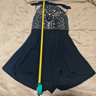 Mono negro con bordado multicolor