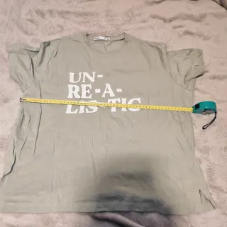 Camiseta UN-RE-A-LIS-TIC verde