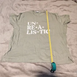 Camiseta UN-RE-A-LIS-TIC verde