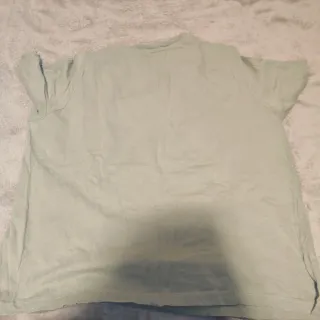 Camiseta UN-RE-A-LIS-TIC verde