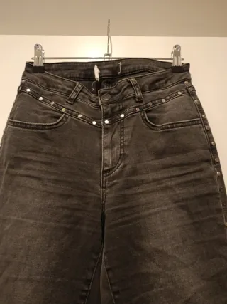 Pantalón Brownie con tachuelas