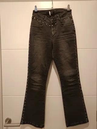 Pantalón Brownie con tachuelas