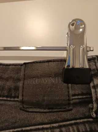 Pantalón Brownie con tachuelas