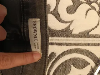 Pantalón Brownie con tachuelas