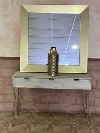 Cómoda con espejo dorado y cajones