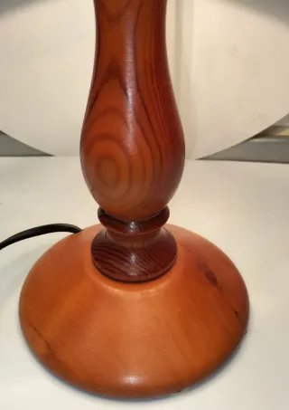 Lámpara de mesita de noche azul y madera