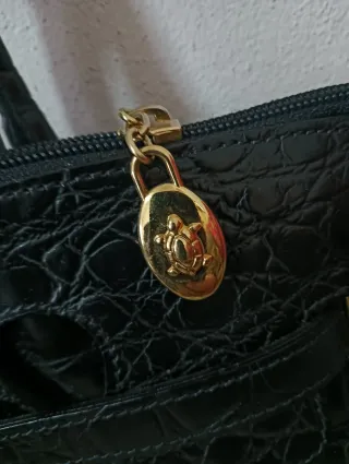 Borsa in pelle nera effetto coccodrillo