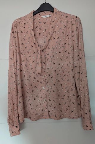 Camisa Mango floral rosa o Blusa negra y blanca DE