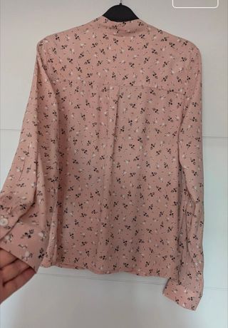 Camisa Mango floral rosa o Blusa negra y blanca DE
