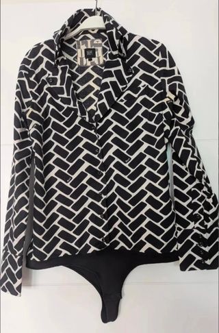 Camisa Mango floral rosa o Blusa negra y blanca DE