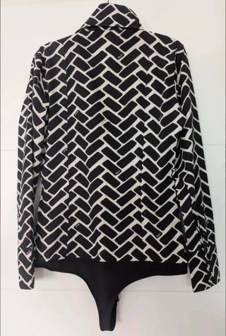 Camisa Mango floral rosa o Blusa negra y blanca DE