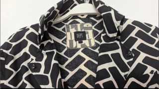 Camisa Mango floral rosa o Blusa negra y blanca DE