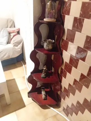 Esquinero de madera y cristal