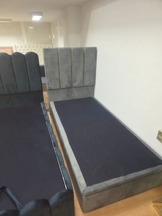 Cama tapizada terciopelo azul y roja