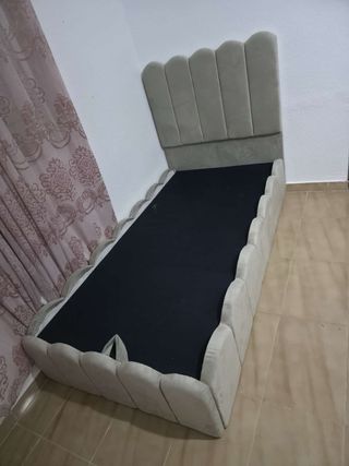 Cama tapizada terciopelo azul y roja