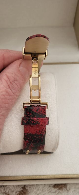 Reloj Versace Dorado y Rojo