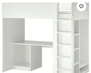 Cama alta con escritorio blanco