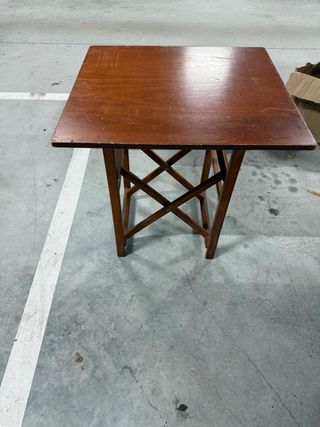 Mesa plegable de madera con sillas