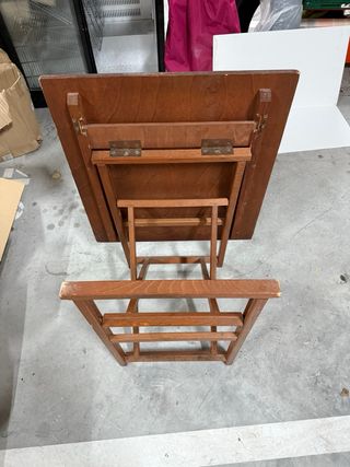 Mesa plegable de madera con sillas