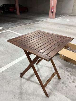 Mesa plegable de madera con sillas