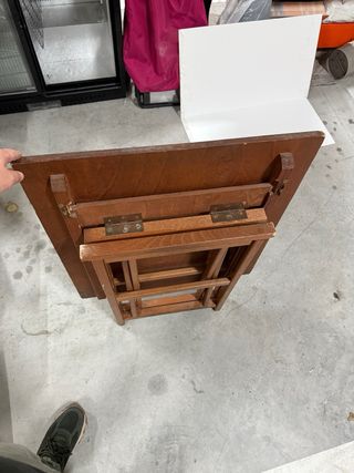 Mesa plegable de madera con sillas