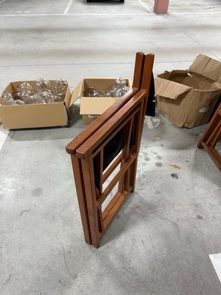 Mesa plegable de madera con sillas